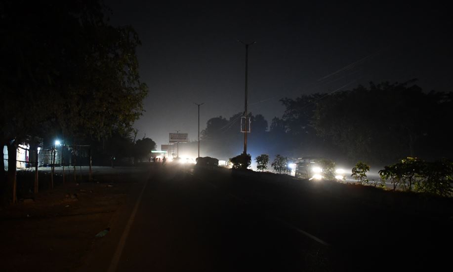 बरेली: स्ट्रीट लाइट नहीं...वाहनों की लाइट के सहारे सफर तय कर रहे राहगीर
